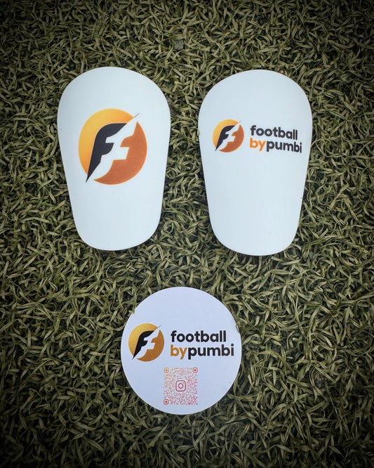 Shin Pads Mini in 2 versch. Varianten Footballbypumbi 8*5cm inkl. FBP Samttasche