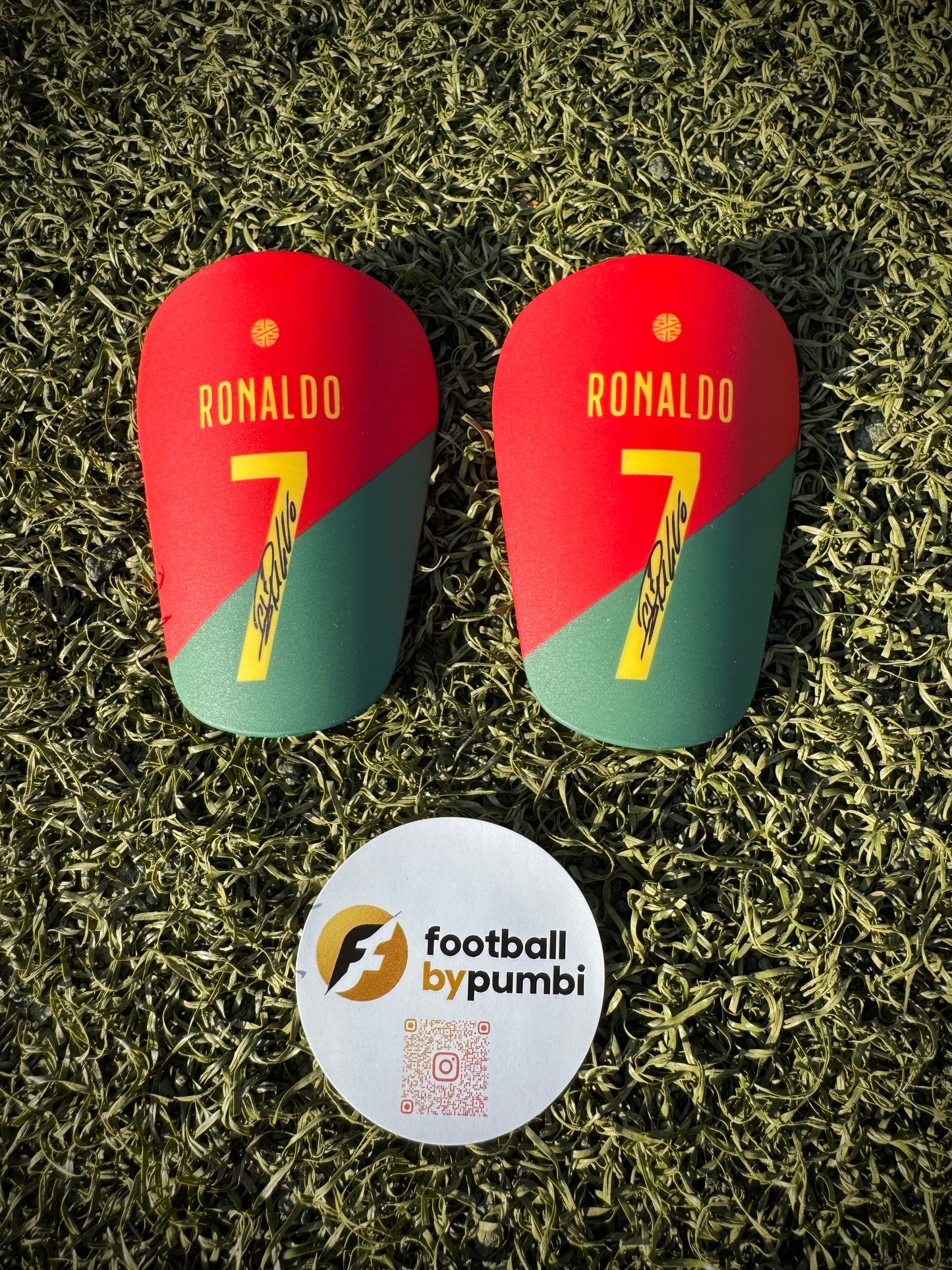 Shin Pads Mini 8*5CM Cristiano Style versch. Designs inkl. FBP Samttasche
