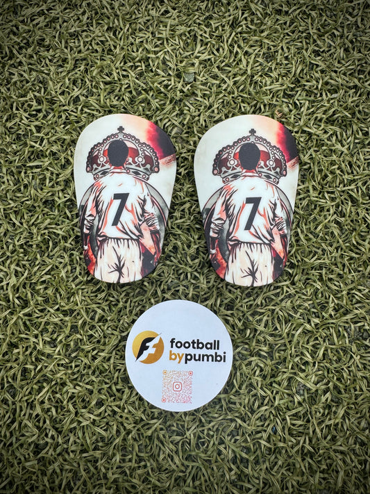Shin Pads Mini 8*5CM Cristiano Style versch. Designs inkl. FBP Samttasche
