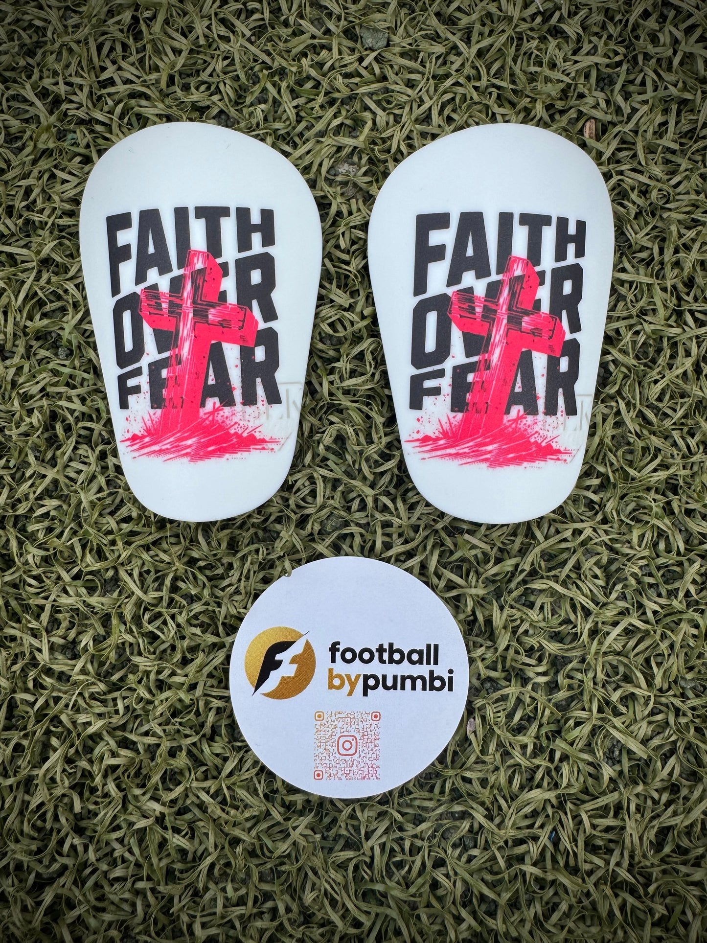 Shin Pads in 7 coolen Designs Mini 8*5CM inkl. FBP Samttasche