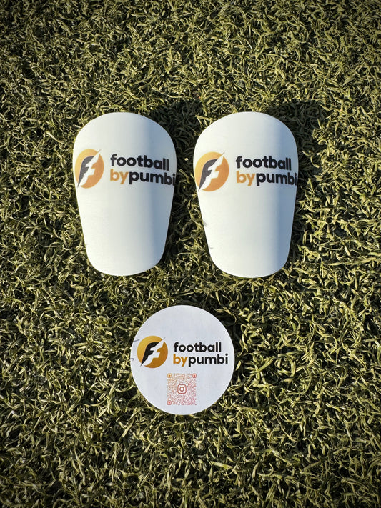 Shin Pads Mini in 2 versch. Varianten Footballbypumbi 8*5cm inkl. FBP Samttasche