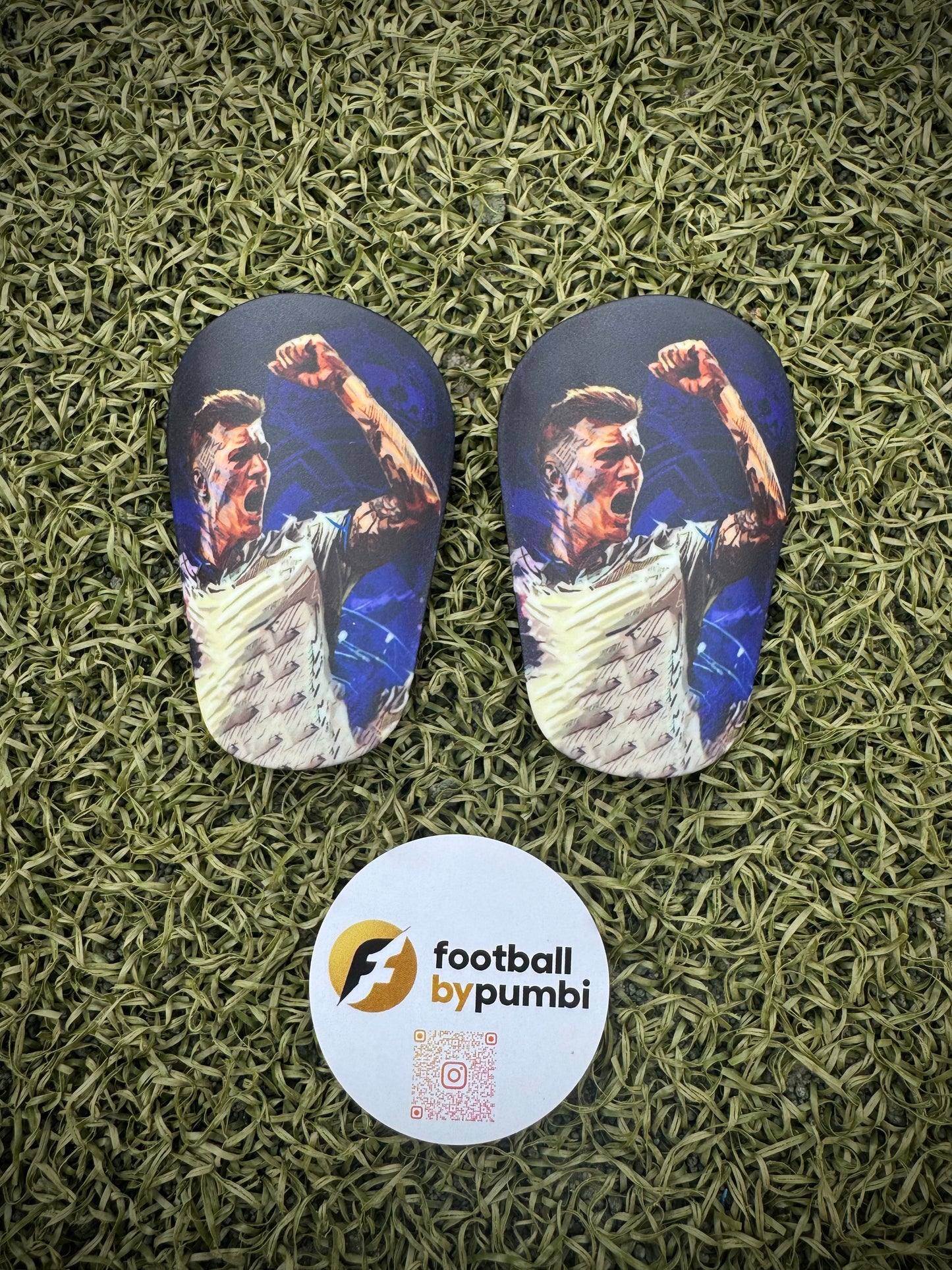 Shin Pads Player Mini 8*5CM inkl. FBP Samttasche